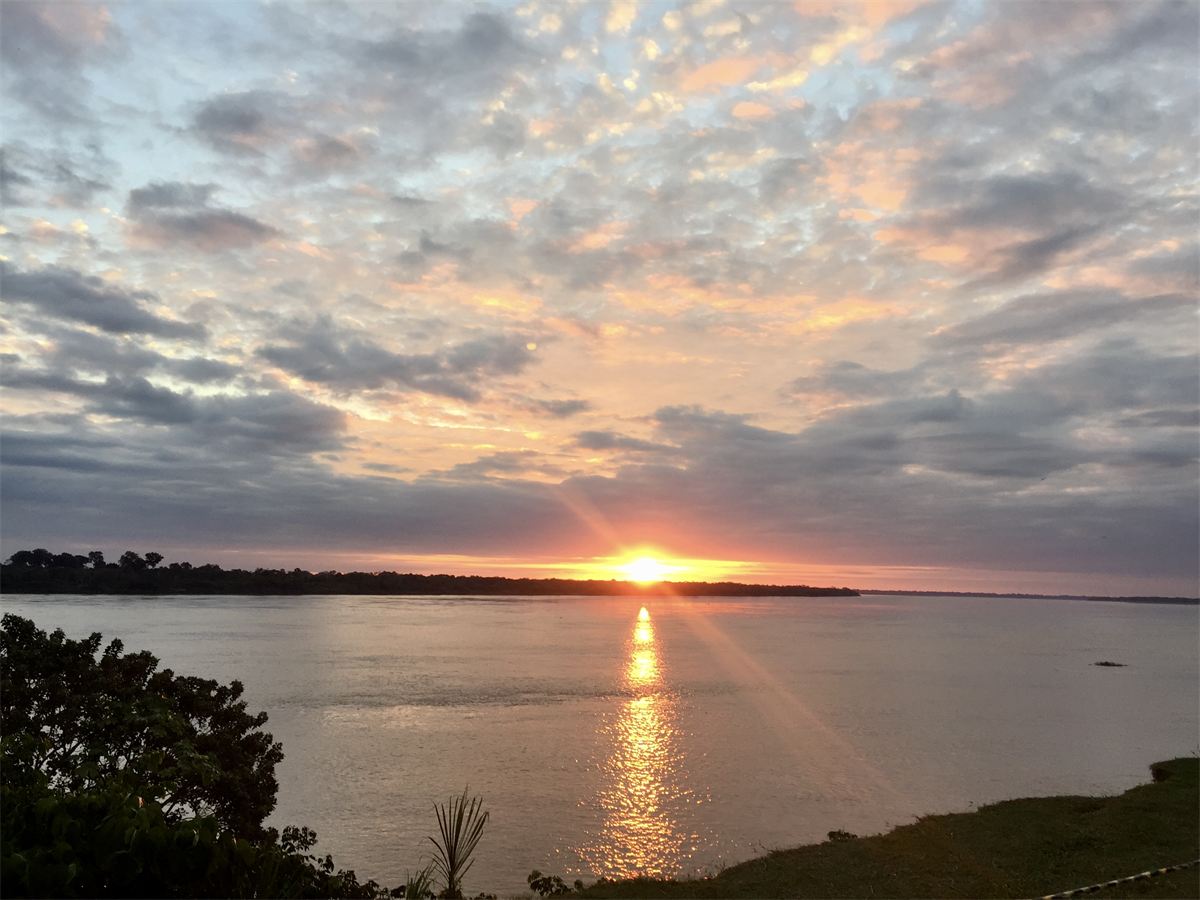 大きな川に沈む夕日
